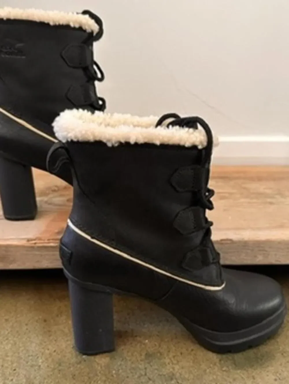 Sorel Dacie Lace‎ Size 8 Black Leather Waterproof Shearling Boots
